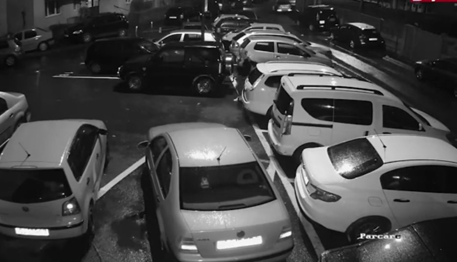 S-a dus dimineață să plece cu mașina din parcarea unui bloc din Cluj, când a zărit ceva scandalos la ea. Când s-a uitat pe camerele de supraveghere, s-a îngrozit. Cine apăruse lângă mașina sa VIDEO