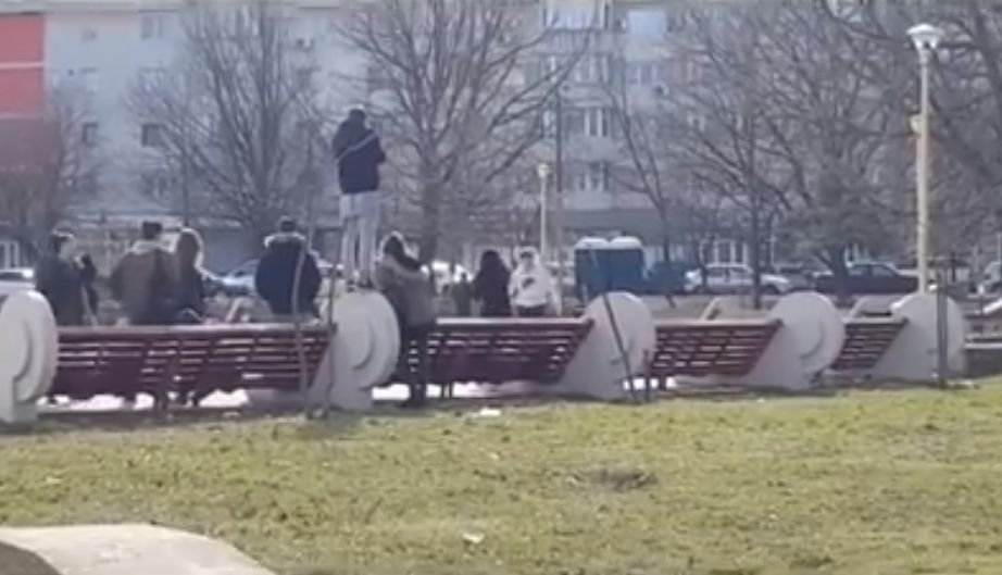 Scene violente într-un parc. Două eleve s-au lovit cu pumnii și picioarele, iar colegii le încurajau
