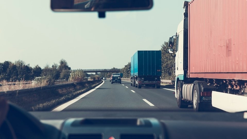 Transportatori rutieri din România și mai multe state europene cer UE amânarea votului pe un pachet legislativ