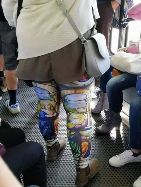 Andrei se urcase într-un tamvai din București și își găsise un loc, când a ridicat privirea. Preț de câteva secunde a încremenit. A crezut că nu vede bine. A scos imediat telefonul. „Îți trebuie câteva minute bune să înțelegi că e real” (FOTO)  577906