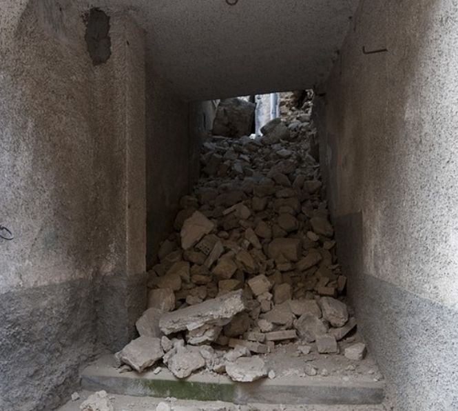Zidurile unei universități s-au prăbușit. Zeci de oameni sunt prinse sub dărâmături