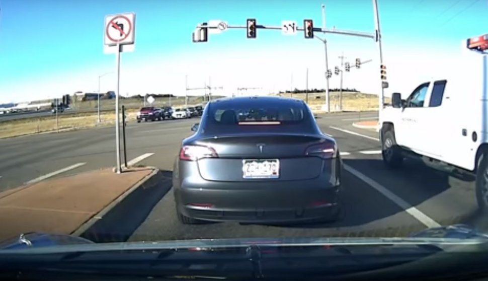 O mașină Tesla reușește să evite un accident groaznic în ultimul moment. Totul a fost filmat (VIDEO)