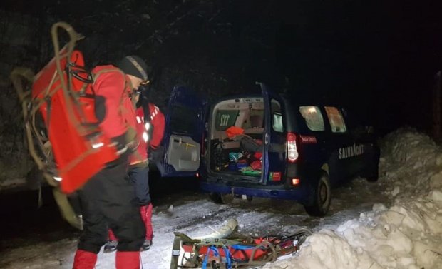 Operaţiune amplă a salvamontiştilor din Sinaia. Doi turişti s-au aventurat pe un traseu închis iarna și au rămas blocați pe o zonă cu gheață