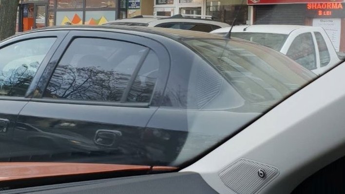 Se afla în trafic în București, când a văzut în partea dreaptă ceva cu totul neașteptat. A făcut imediat o poză, după care a râs copios: „Omul ăsta clar știe ce vrea!” (FOTO)