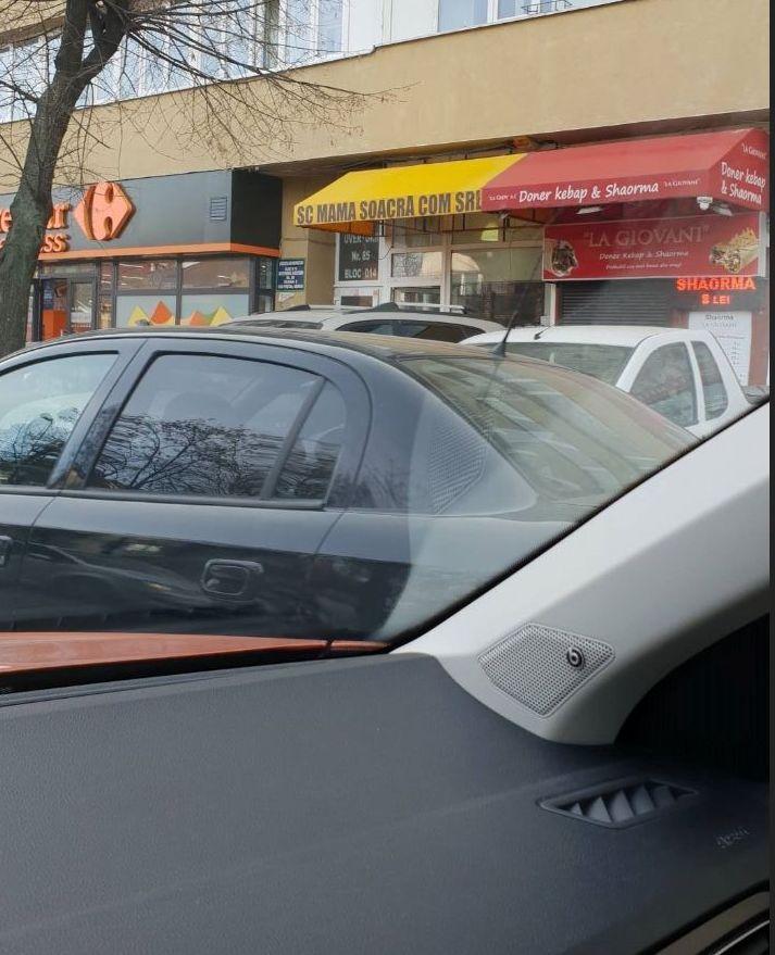 Se afla în trafic în București, când a văzut în partea dreaptă ceva cu totul neașteptat. A făcut imediat o poză, după care a râs copios: „Omul ăsta clar știe ce vrea!” (FOTO) 578361