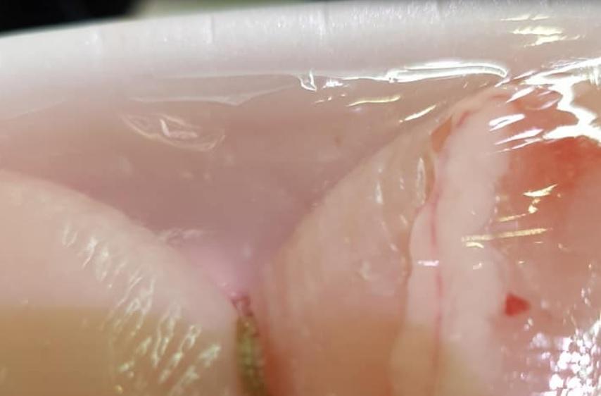 Denis și-a cumpărat o casoletă cu piept de pui dintr-un hipermarket din Constanța. Când să-l gătească acasă, a zărit ceva mișcând în carne: Ieșeau unul după altul 578404