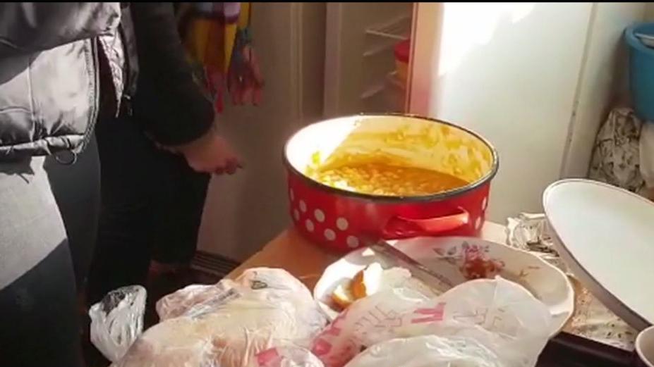 Imagini de groază! Bătrâni hrăniţi cu carne stricată la un azil din Timiş - VIDEO