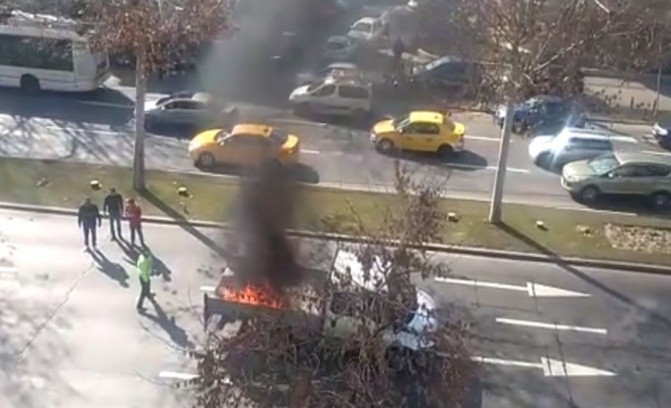 O mașină a fost cuprinsă de flăcări în Capitală, pe Bulevardul Lascăr Catargiu - VIDEO