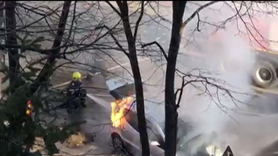 Atac în stil mafiot lângă Timişoara. O maşină de lux a fost incendiată - VIDEO