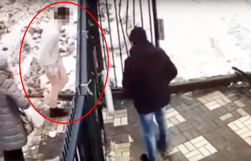 Bărbatul o așteptase pe eleva de 14 ani în lift. I-a rupt hainele de pe ea și a atacat-o cu violență. După agresiune, bărbatul pe jumătate dezbrăcat a fost surprins de o cameră de filmat (VIDEO)