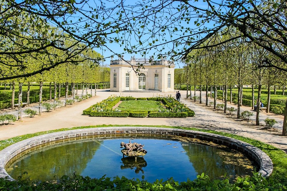 Cea mai mare minciună din istorie: ce caută doi daci în grădinile faimosului Versailles