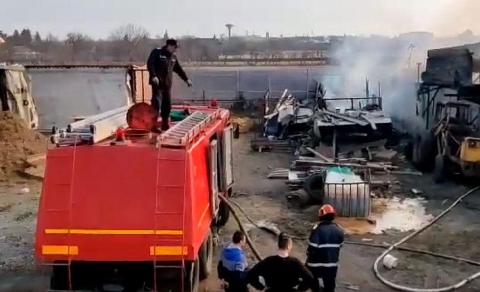 Incendiu puternic în Prahova! Sute de animale au ars de vii - VIDEO