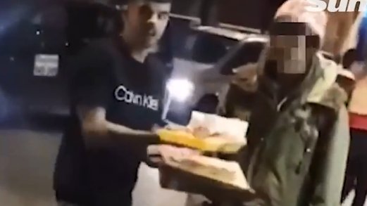 S-a apropiat de un om al străzii și i-a oferit un kebab. În tot acest timp s-a lăsat filmat. Toată lumea îl critică acum pentru gestul său: „A fost de-a dreptul umilitor”