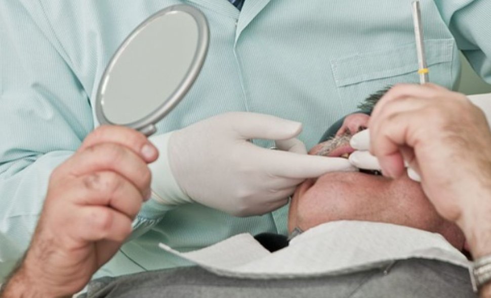 Un stomatolog din București care abia îşi poate controla mişcările este acuzat de un pacient că i-a distrus dantura în urma unei operaţii. Care este reacţia medicului