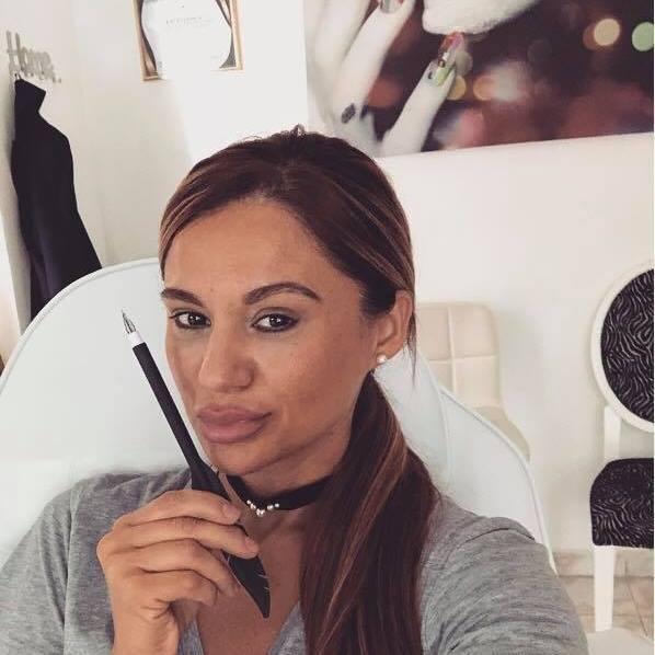 Doctoriță falsă în Oradea. Femeia făcea proceduri medicale estetice 579111