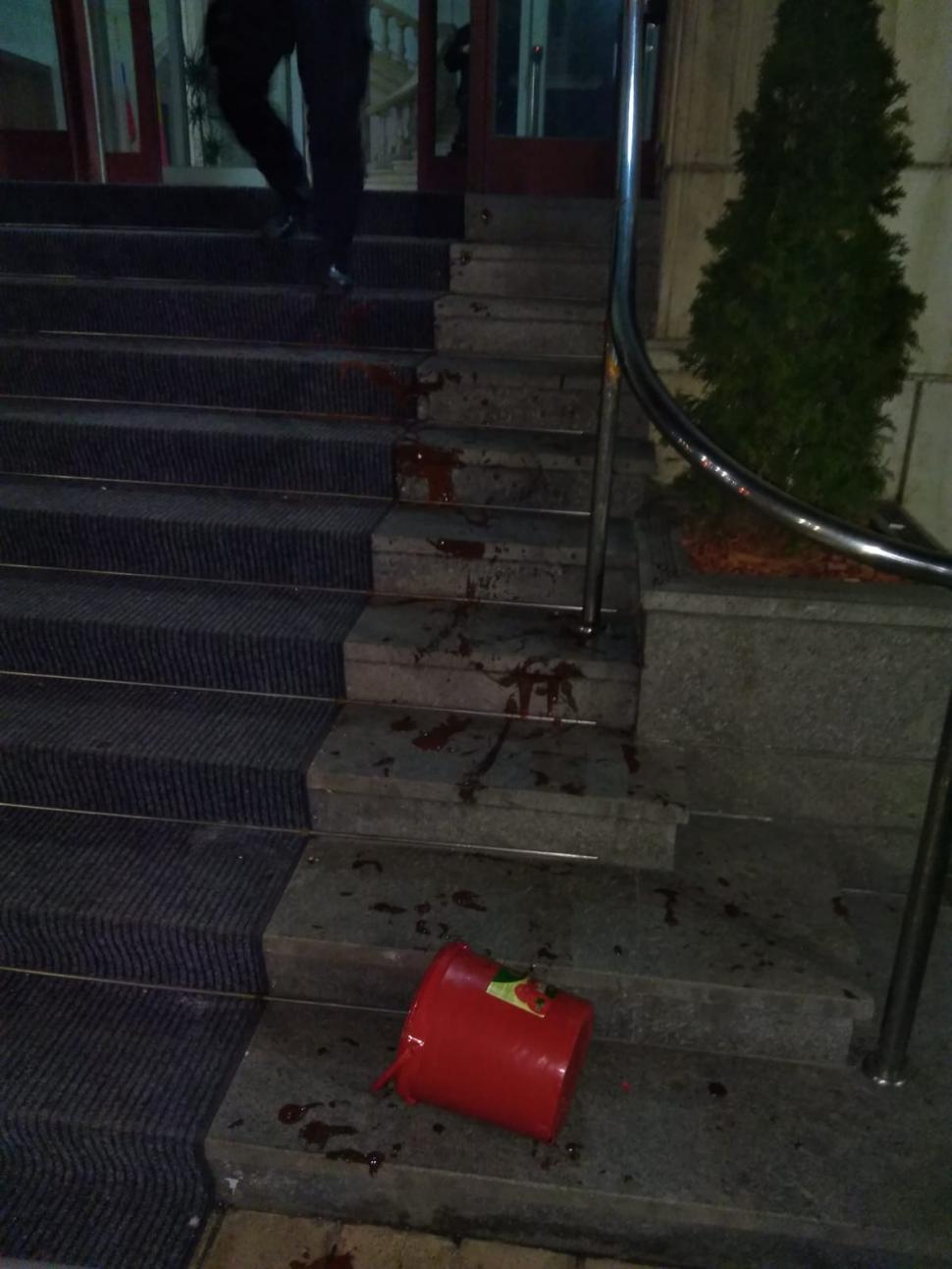 Ministerul Justiției a fost vandalizat din nou de protestatari - FOTO 579270