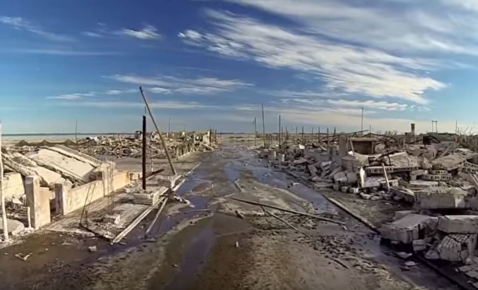 Un oraş scufundat a ieşit la lumină după 30 de ani. Are un singur locuitor - VIDEO