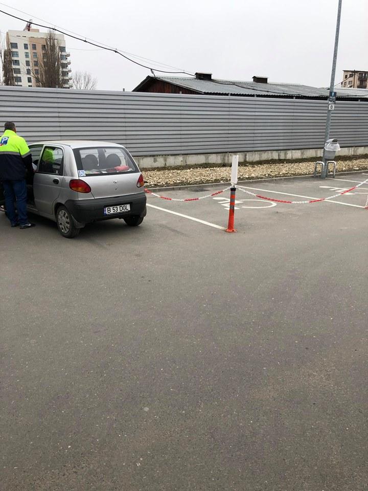 Cum a fost umilit Constantin, un biet bătrân cu handicap, în parcarea unui magazin Lidl din București: Trei polițiști s-au rugat degeaba să fie lăsat în pace. Lidl își cere scuze 579427
