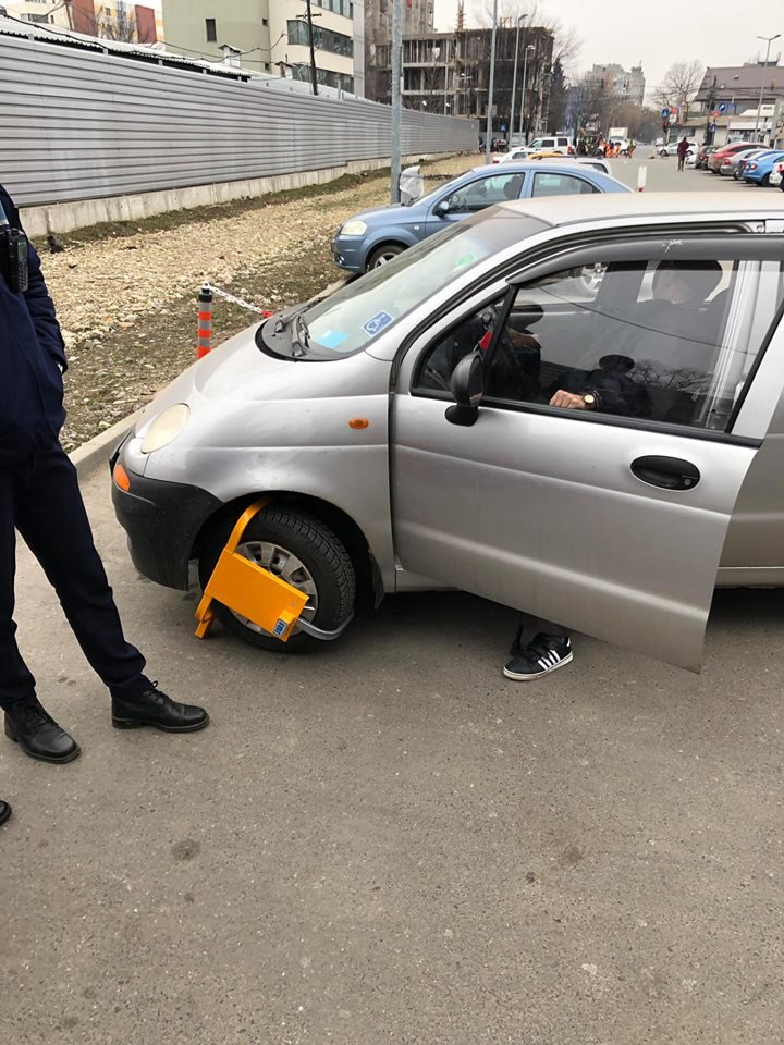 Cum a fost umilit Constantin, un biet bătrân cu handicap, în parcarea unui magazin Lidl din București: Trei polițiști s-au rugat degeaba să fie lăsat în pace. Lidl își cere scuze