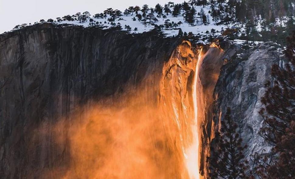 Fenomen fascinant în Statele Unite. O cascadă „a luat foc” la asfinţit, apoi totul a revenit la normal în doar două minute - Galerie FOTO 579411