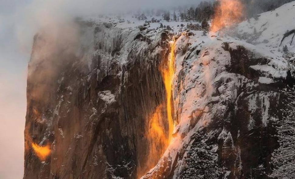 Fenomen fascinant în Statele Unite. O cascadă „a luat foc” la asfinţit, apoi totul a revenit la normal în doar două minute - Galerie FOTO