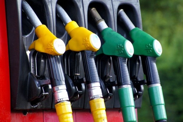 Preţul carburanţilor fără taxe în România a ajuns din nou mai mare decât media europeană
