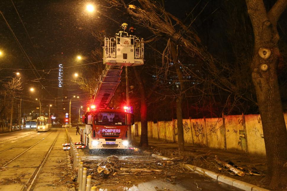 Vremea a făcut ravagii în București. Tramvaie blocate şi copaci căzuţi pe maşini, din cauza vântului - FOTO 579496