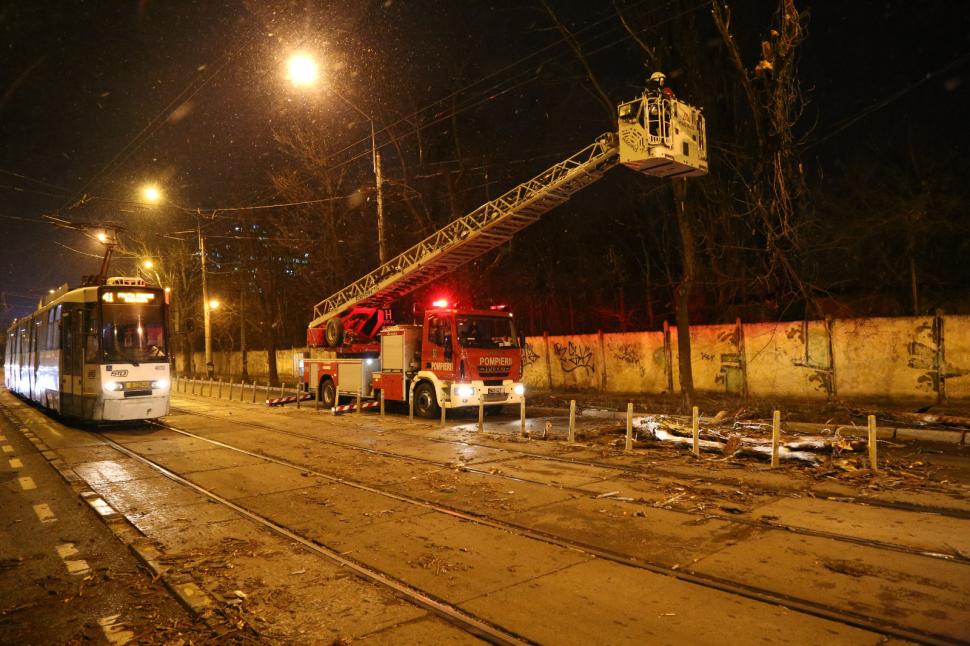 Vremea a făcut ravagii în București. Tramvaie blocate şi copaci căzuţi pe maşini, din cauza vântului - FOTO 579498