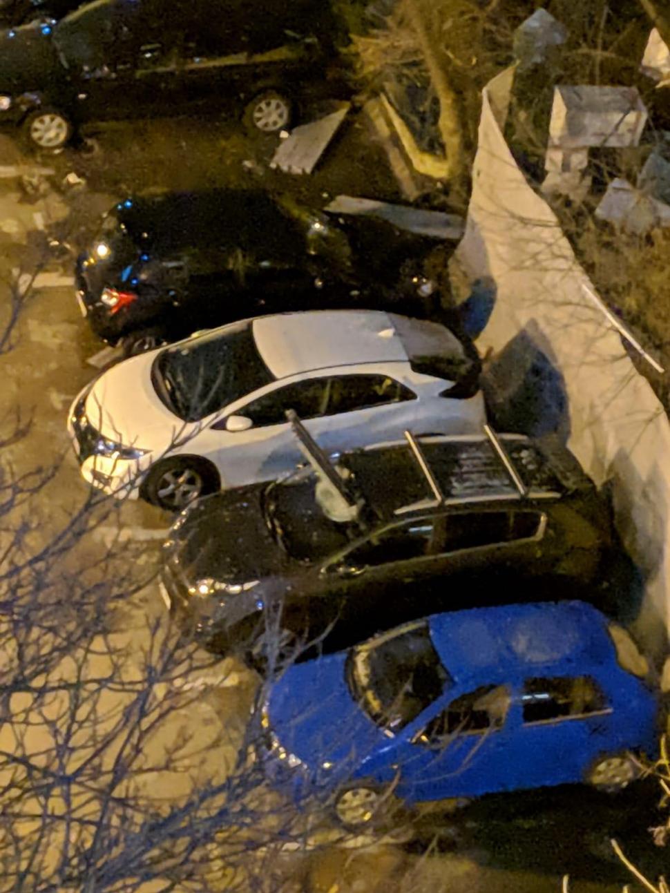 Vremea a făcut ravagii în București. Tramvaie blocate şi copaci căzuţi pe maşini, din cauza vântului - FOTO 579511