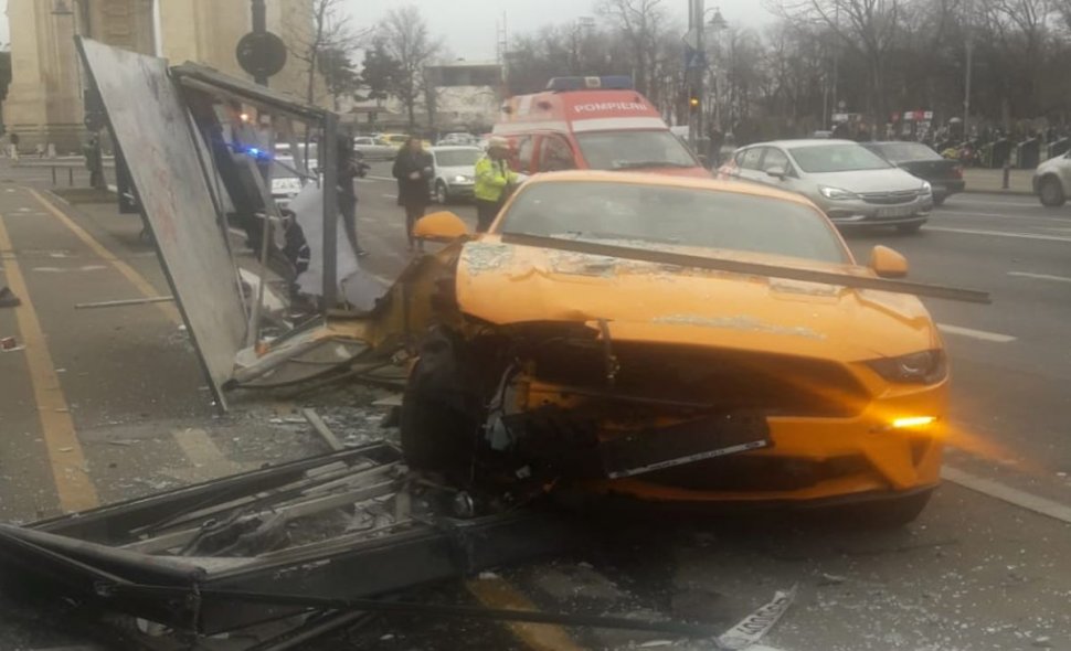 Accident grav în București. O mașină a intrat într-o stație STB și a rănit două persoane - VIDEO