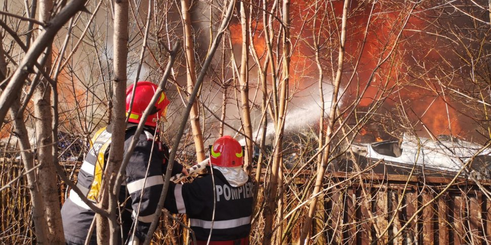 Cel puțin 50 de copii de la un cămin cultural din Buzău au fost evacuați în urma unui incendiu