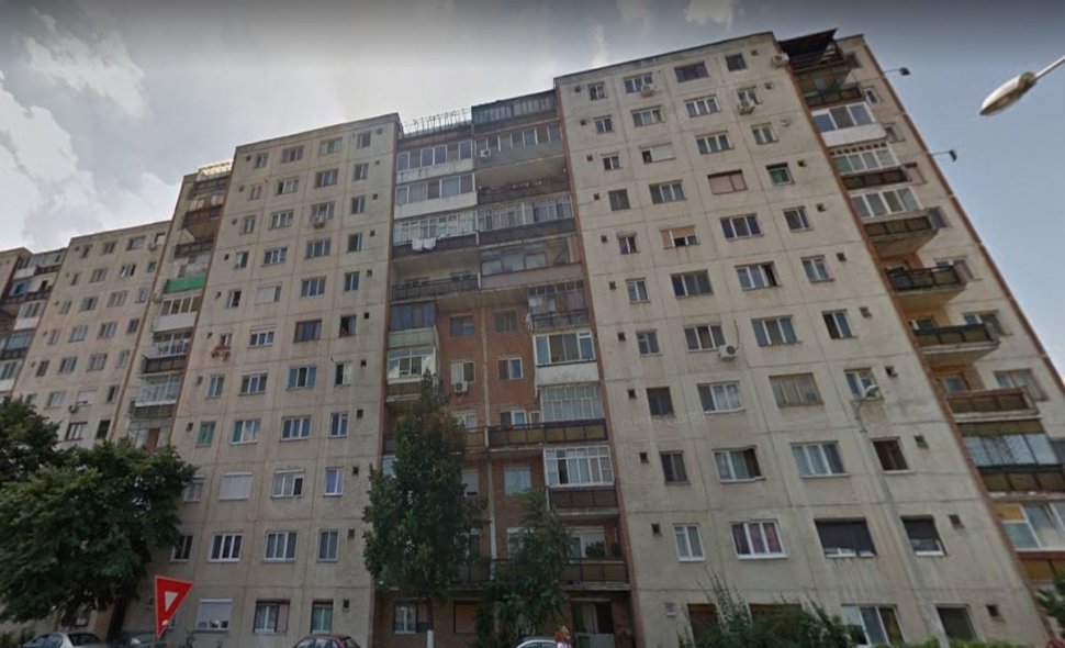 Tragedie în Arad. Un bărbat și-a înjunghiat de 30 de ori soția, apoi s-a aruncat de la etaj. Totul s-a petrecut sub ochii copilului de zece ani