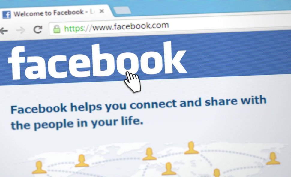 Facebook a închis paginile unui politician