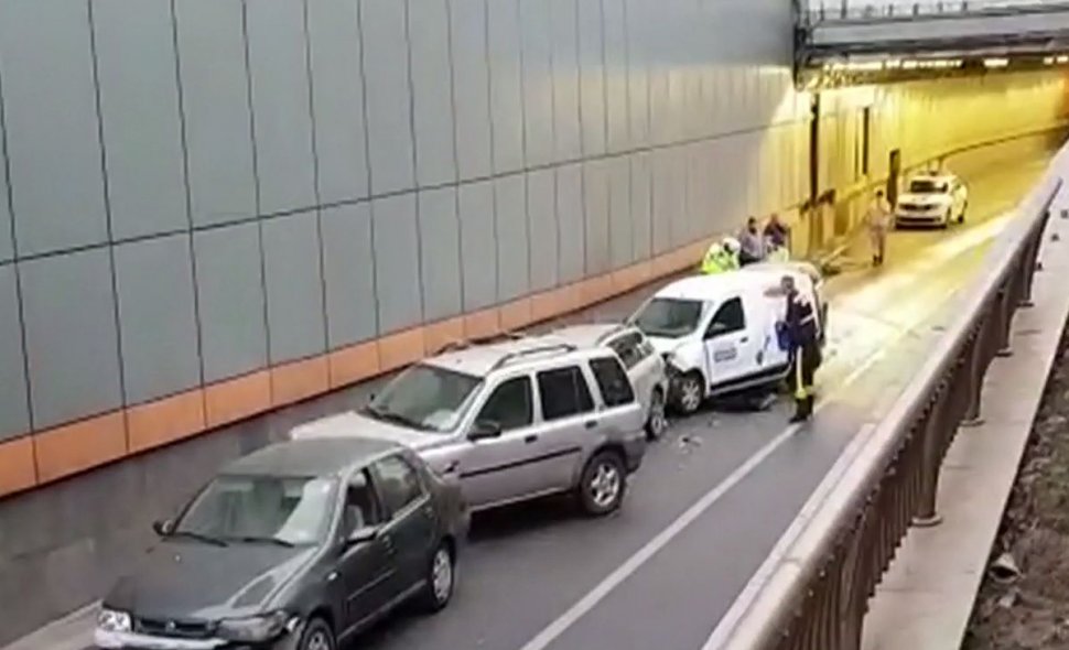 Accident în Pasajul Obor din București. Au fost implicate cinci mașini