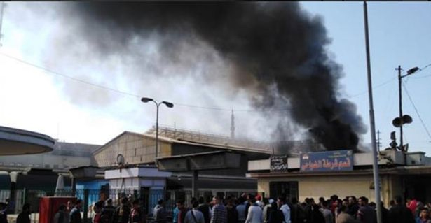 Imagini dramatice după incendiul produs la gara din Cairo soldat cu cel puțin 25 de morți. Martor: „Toată lumea a început să fugă, dar mulți au murit după ce a explodat locomotiva”