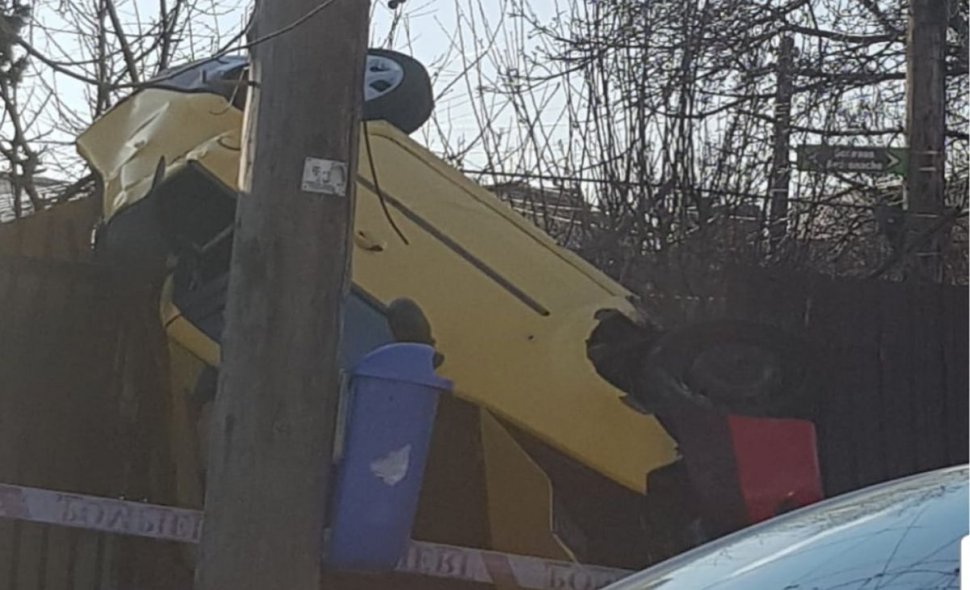 Accident în București! O mașină s-a răsturnat peste un gard 