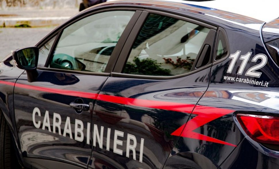 Un român din Italia a fost arestat după ce și-a bătut soţia și fiica