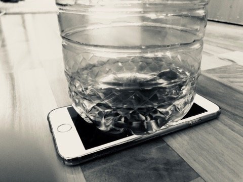 De ce mulți români pun o sticlă de apă pe ecranul telefonului mobil. Efect genial!