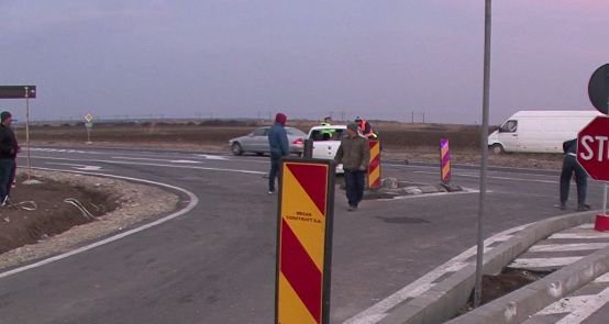 Grup de muncitori care efectua lucrări pe o șosea din Buzău, spulberat de un șofer de 18 ani