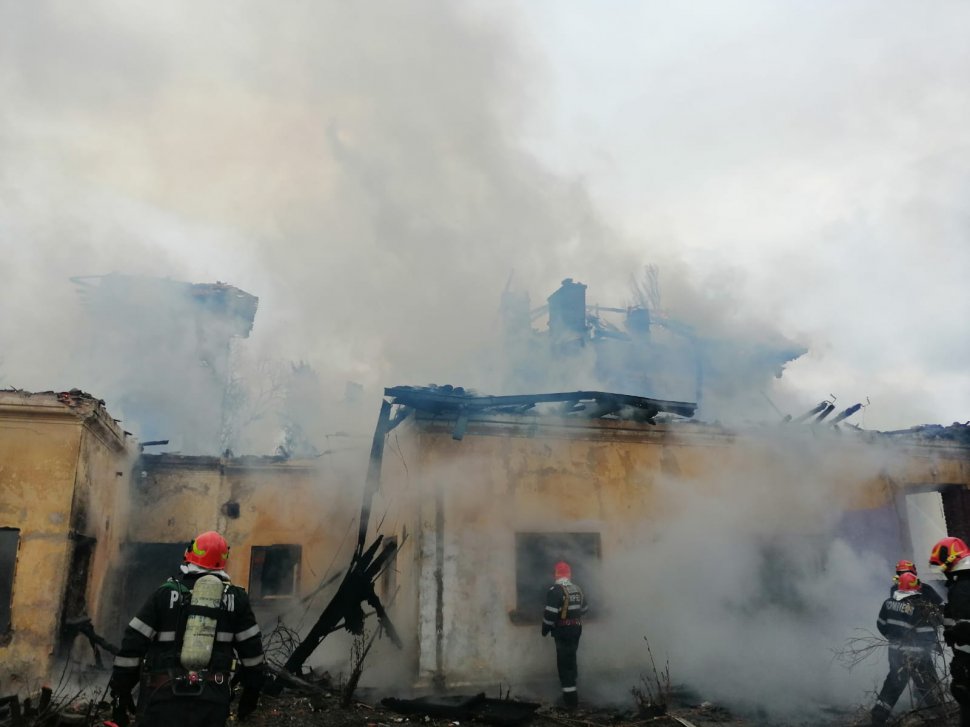 Incendiu uriaș la o casă de pe Șoseaua București - Ploiești. O persoană ar fi fost înăuntru
