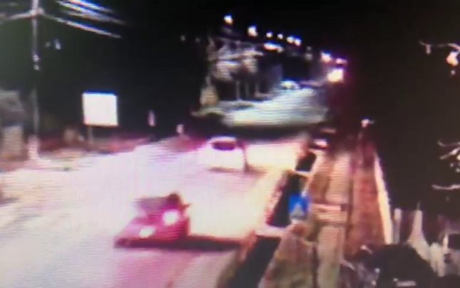 Momentul în care un bărbat din Dâmbovița se întinde pe șosea și este călcat de două mașini FOTO