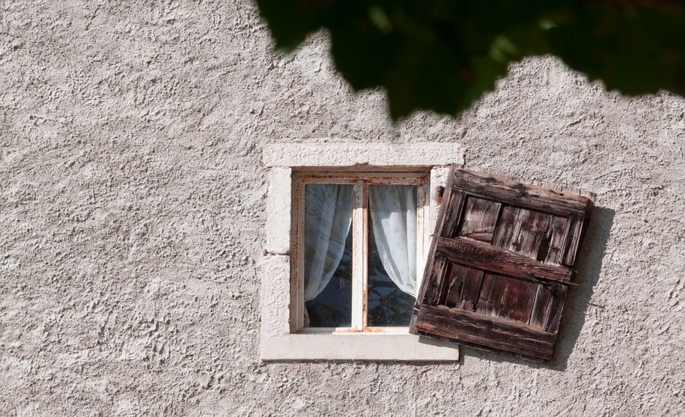 Un bărbat din Croația și-a aruncat cei patru copii pe geam, de la etaj