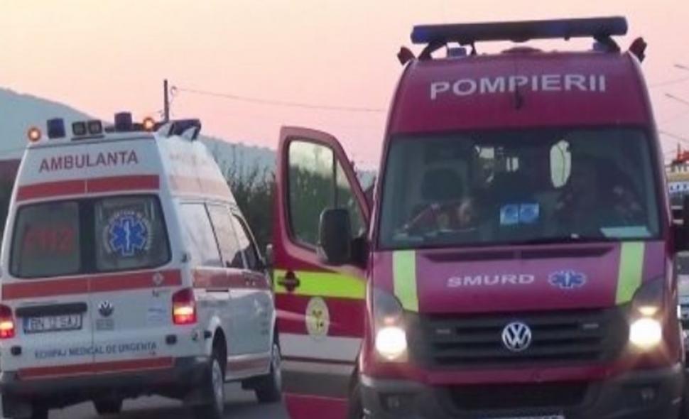 Accident grav în Bistrița-Năsăud. O mașină a căzut de pe pod, patru oameni au fost grav răniți 