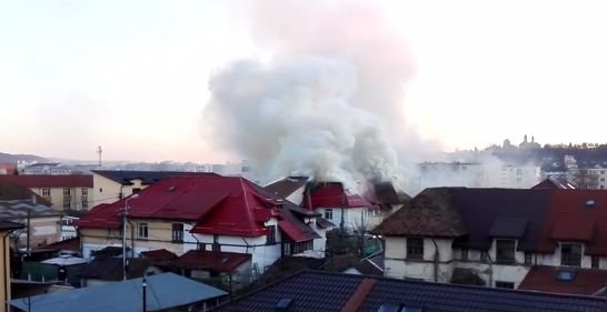 Două case din Iași, cuprinse de incendiu. Opt familii au rămas pe drumuri
