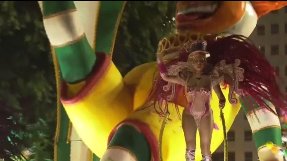 A început distracţia la Carnavalul de la Rio de Janeiro. Imagini cu fascinantele petreceri stradale - VIDEO