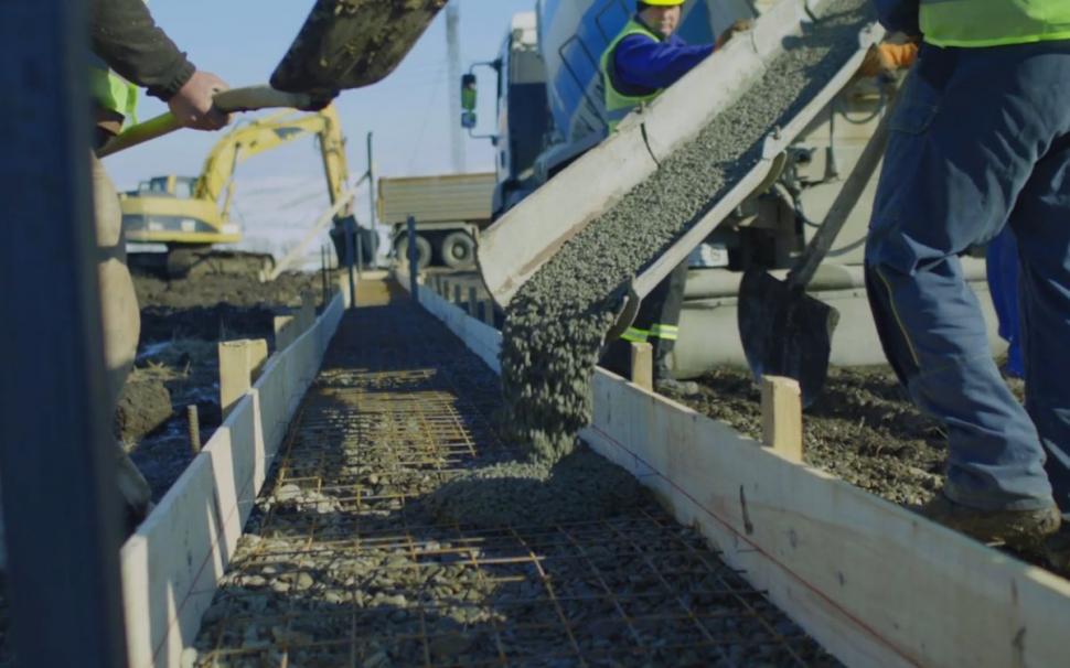 Un om de afaceri sucevean a construit primul metru de autostradă din Moldova. Provocarea lansată pentru antreprenorii din România