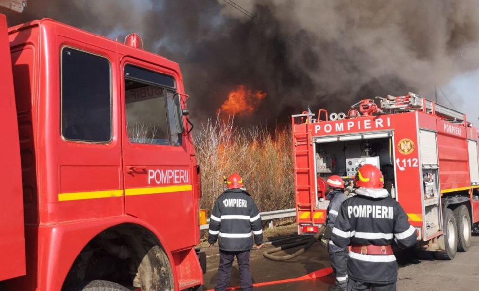 Incendiu de vegetație în Vrancea. Mai multe case au fost cuprinse de flăcări