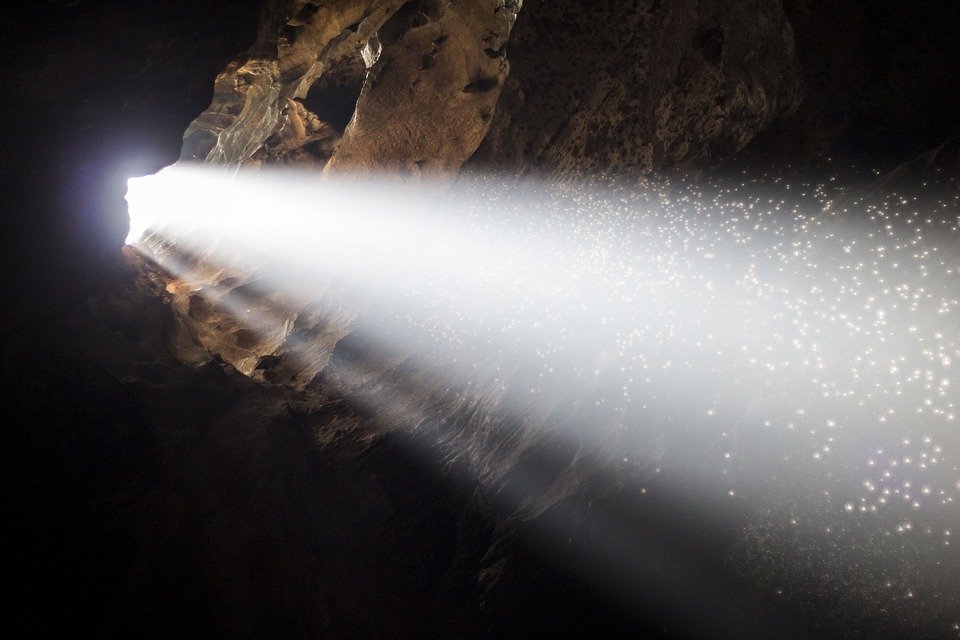 Mii de podoabe vechi de milenii, descoperite într-o peșteră din România