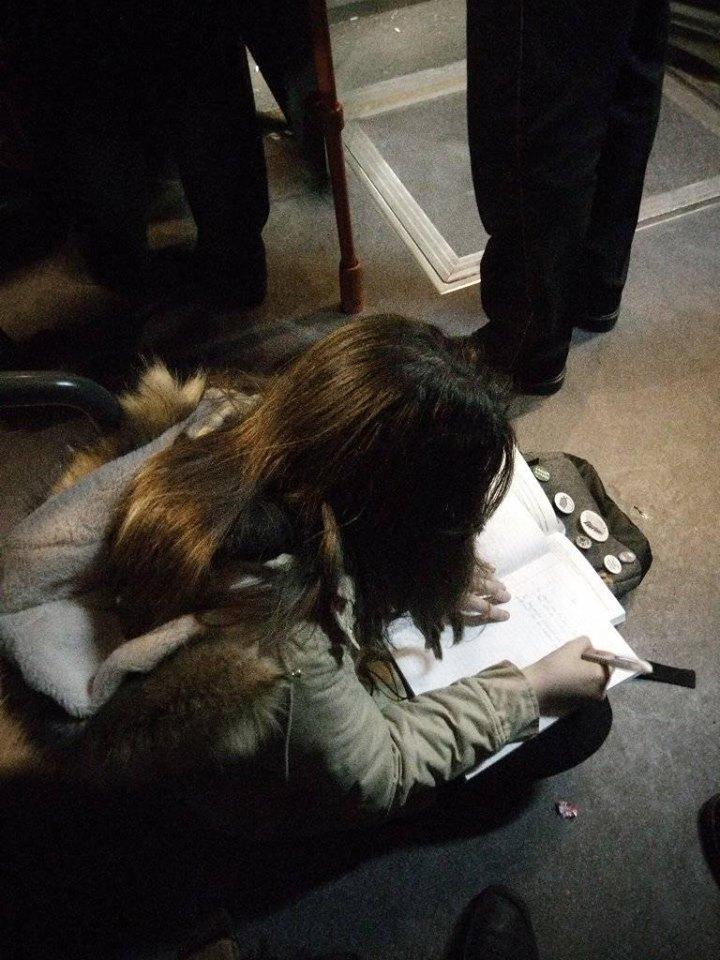 Sorin se afla în autobuzul 226 din București, când a văzut o fetiță care își căuta un loc pe scaun. Cum nu a găsit, copila s-a așezat pe jos. Ce a urmat l-a lăsat fără cuvinte: „O invidiez chiar acum” (FOTO) 581203