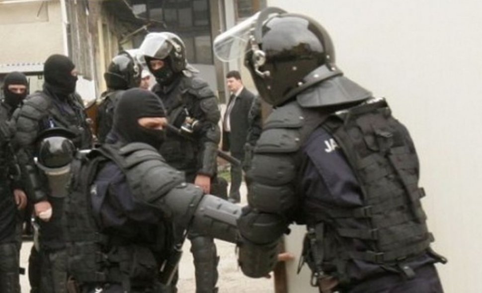 Percheziții de amploare în Capitală. Polițiștii au confiscat peste 1.600 kilograme de tutun. Prejudiciul se ridică la 140.000 de euro